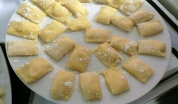 Ravioli farcit de carbassa cuita amb formatge cremós i pernil dolç