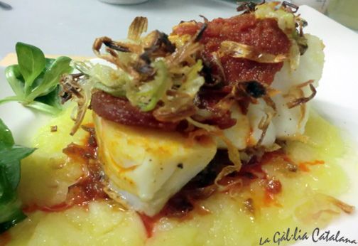 Bacallà sobre llit de compota de poma amb sobrassada, canonges i calçots