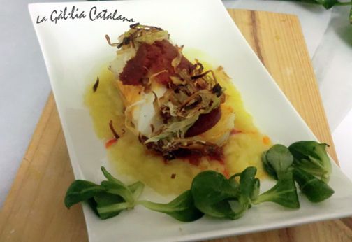 Bacallà sobre llit de compota de poma amb sobrassada, canonges i calçots