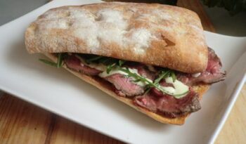 Entrepà de roast-beef a la mostassa i pa de vidre #CuinaIrreductible #cuinaCatalana #slowfood #dietamediterrania