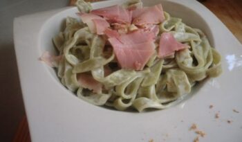 Tagliatelle verde a la panna e prosciutto, http://www.irreductibles.cat/cuina/receptes/receptes/pasta/