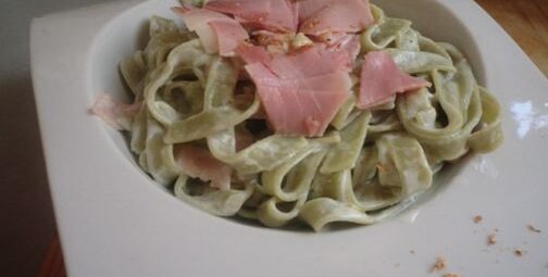 Tagliatelle verde a la panna e prosciutto, http://www.irreductibles.cat/cuina/receptes/receptes/pasta/