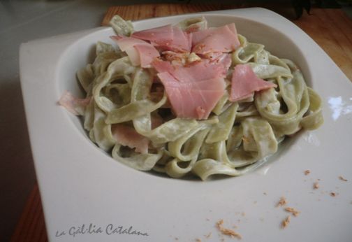 Tagliatelle verde a la panna e prosciutto, http://www.irreductibles.cat/cuina/receptes/receptes/pasta/