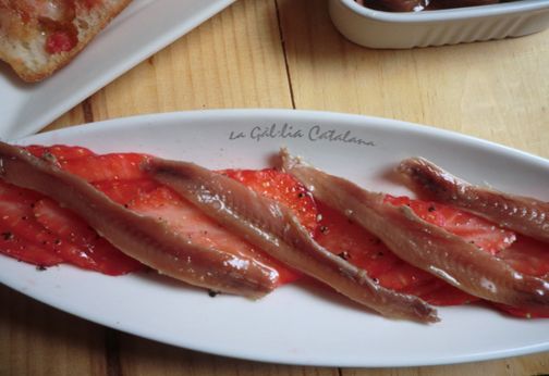 Carpaccio de maduixes amb pebre se Sichuan i anxoves