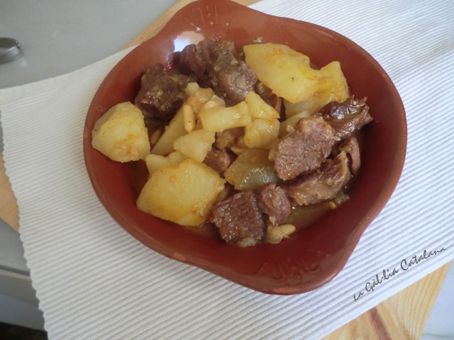 Vedella a la cassola amb patates - http://www.irreductibles.cat/cuina/2012/06/10/vedella-a-la-cassola-amb-patates #CuinaIrreductible , #cuinaCatalana , #slowfood , #dietamediterrania, © By Manel Baxerias