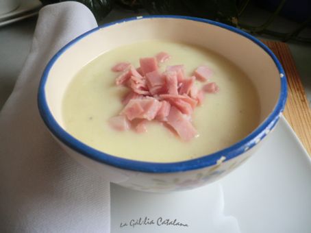 Crema de patata i porros amb pernil dolç - http://www.irreductibles.cat/cuina/2012/06/08/crema-de-patata-i-porros-amb-pernil #CuinaIrreductible , #cuinaCatalana , #slowfood , #dietamediterrania, © By Manel Baxerias