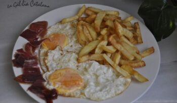 Ous ferrats amb patates http://www.irreductibles.cat/cuina/2012/08/21/ous-ferrats-amb-patates/ #CuinaIrreductible #cuinaCatalana #slowfood #dietamediterrania #km0 © By Manel Baxerias