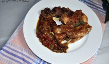 Conill amb samfaina i rovellons http://www.irreductibles.cat/cuina/2012/10/04/conill-samfaina-rovellons/ #CuinaIrreductible #cuinaCatalana #slowfood #dietamediterrania #km0 © By Manel Baxerias