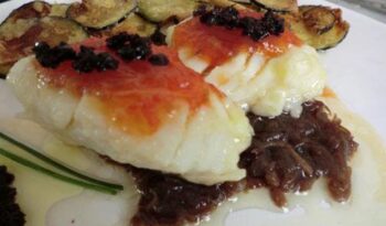 Bacallà amb melmelada de tomàquet, llit de ceba confitada i sorpresa d’avellana Receptes de Peix © By Manel Baxerias, www.irreductibles.cat