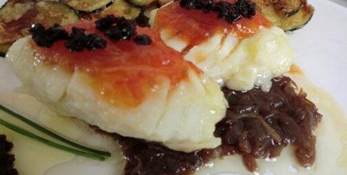 Bacallà amb melmelada de tomàquet, llit de ceba confitada i sorpresa d’avellana Receptes de Peix © By Manel Baxerias, www.irreductibles.cat