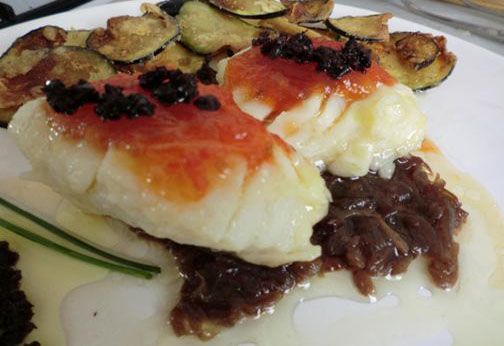 Bacallà amb melmelada de tomàquet, llit de ceba confitada i sorpresa d’avellana Receptes de Peix © By Manel Baxerias, www.irreductibles.cat