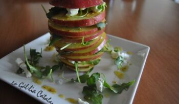 Amanida de poma amb rúcula, formatge de cabra i oli d’avellanes http://www.irreductibles.cat/cuina/2012/11/18/amanida-d-poma-i-rucula/ #CuinaIrreductible #cuinaCatalana #slowfood #dietamediterrania #km0 © By Manel Baxerias