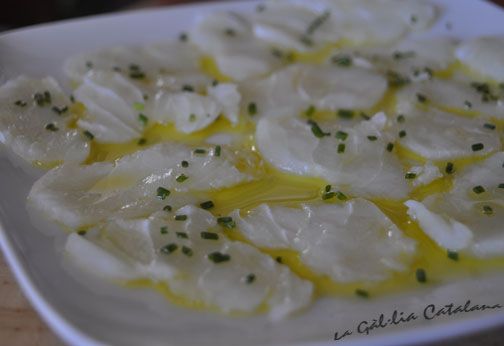 Carpaccio de bacallà marinat amb oli d’oliva i porradell http://www.irreductibles.cat/cuina/2012/12/11/carpaccio-de-bacalla-marinat/ #CuinaIrreductible #cuinaCatalana #slowfood #dietamediterrania #km0 © By Manel Baxerias