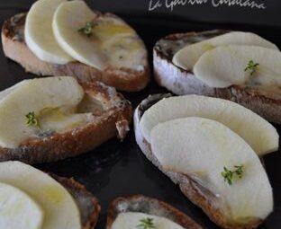 Crostons amb gorgonzola i poma/ http://www.irreductibles.cat/cuina/2013/01/crostons-d-gorgonzola-i-poma/ ‎ #CuinaIrreductible #cuinaCatalana #slowfood #dietamediterrania #km0 © By Manel Baxerias