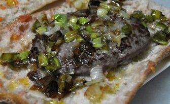 Fals Fast-food, hamburguesa amb calçot caramel•litzat http://www.irreductibles.cat/cuina/2013/01/20/fals-fast-food/ #CuinaIrreductible #cuinaCatalana #slowfood #dietamediterrania #km0 © By Manel Baxerias