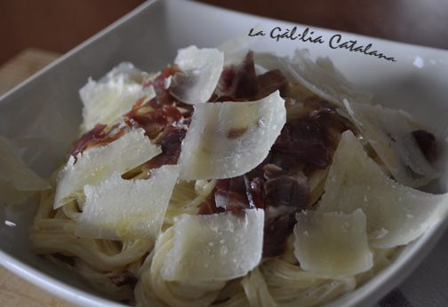 Spaghetti amb crema de calçots, pernil i manxego http://www.irreductibles.cat/cuina/2013/01/24/spaghetti-amb-calcots-pernil-i-manxego #CuinaIrreductible #cuinaCatalana #slowfood #dietamediterrania #km0 © By Manel Baxerias