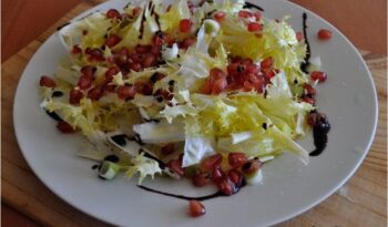 Amanida d’escarola magrana i calçot http://www.irreductibles.cat/cuina/2013/02/escarola-magrana-i-calcot/ #CuinaIrreductible #cuinaCatalana #slowfood #dietamediterrania #km0 © By Manel Baxerias