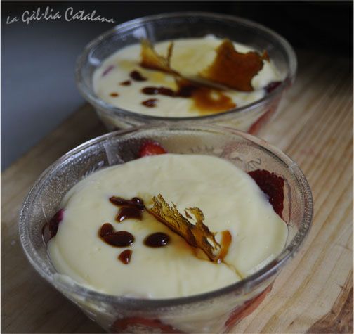 Crema de Sant Josep amb maduixots i cresta de sucre http://www.irreductibles.cat/cuina/2013/03/crema-de-sant-josep-amb-cresta/ #CuinaIrreductible #cuinaCatalana #slowfood #dietamediterrania #km0 © By Manel Baxerias