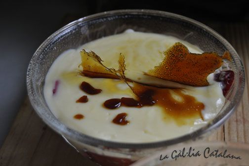 Crema de Sant Josep amb maduixots i cresta de sucre http://www.irreductibles.cat/cuina/2013/03/crema-de-sant-josep-amb-cresta/ #CuinaIrreductible #cuinaCatalana #slowfood #dietamediterrania #km0 © By Manel Baxerias