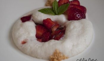 Crema de iogurt amb maduixes http://www.irreductibles.cat/cuina/2013/03/crema-de-iogurt-i-maduixes/ #CuinaIrreductible #cuinaCatalana #slowfood #dietamediterrania #km0 © By Manel Baxerias