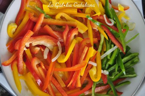 Peperonata amb tataki de vedella http://www.irreductibles.cat/cuina/2013/04/peperonata-amb-tataki/ #CuinaIrreductible #cuinaCatalana #slowfood #dietamediterrania #km0 © By Manel Baxerias