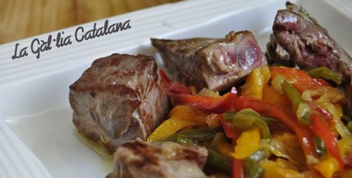 Peperonata amb tataki de vedella http://www.irreductibles.cat/cuina/2013/04/peperonata-amb-tataki/ #CuinaIrreductible #cuinaCatalana #slowfood #dietamediterrania #km0 © By Manel Baxerias