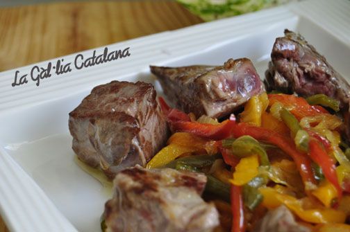 Peperonata amb tataki de vedella http://www.irreductibles.cat/cuina/2013/04/peperonata-amb-tataki/ #CuinaIrreductible #cuinaCatalana #slowfood #dietamediterrania #km0 © By Manel Baxerias