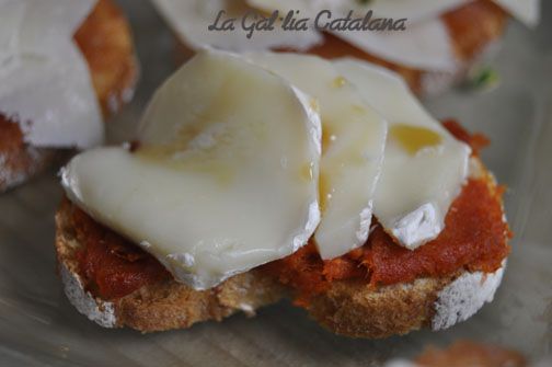 Crostinis de Codony amb encenalls de Parmesà i de sobrassada amb formatge de cabra i mel http://www.irreductibles.cat/cuina/2013/04/crostinis/ #CuinaIrreductible #cuinaCatalana #slowfood #dietamediterrania #km0 © By Manel Baxerias