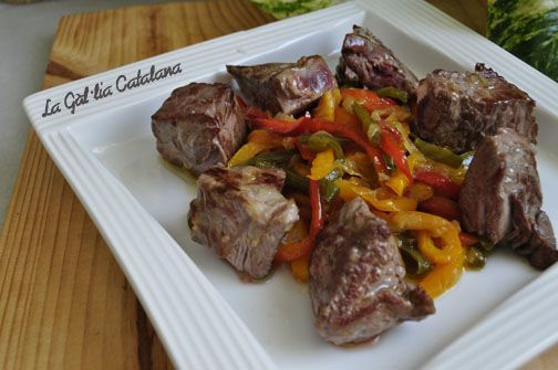 Peperonata amb tataki de vedella http://www.irreductibles.cat/cuina/2013/04/peperonata-amb-tataki/ #CuinaIrreductible #cuinaCatalana #slowfood #dietamediterrania #km0 © By Manel Baxerias