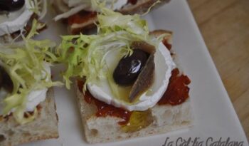 Coca de formatge i anxoves http://www.irreductibles.cat/cuina/2013/04/coca-de-formatge-i-anxoves/ #CuinaIrreductible #cuinaCatalana #slowfood #dietamediterrania #km0 © By Manel Baxerias
