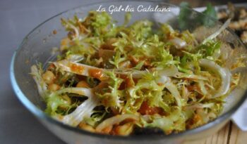 Escarola amb cigronets http://www.irreductibles.cat/cuina/2013/04/escarola-amb-cigronets/ #CuinaIrreductible #cuinaCatalana #slowfood #dietamediterrania #km0 © By Manel Baxerias