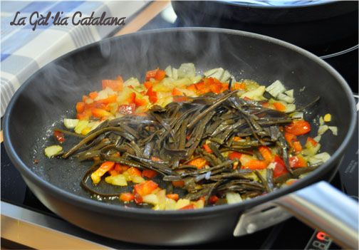 Paella de verdures i algues http://www.irreductibles.cat/cuina/2013/04/paella-de-verdures/ #CuinaIrreductible #cuinaCatalana #slowfood #dietamediterrania #km0 © By Manel Baxerias