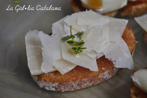 Crostinis de Codony amb encenalls de Parmesà i de sobrassada amb formatge de cabra i mel http://www.irreductibles.cat/cuina/2013/04/crostinis/ #CuinaIrreductible #cuinaCatalana #slowfood #dietamediterrania #km0 © By Manel Baxerias