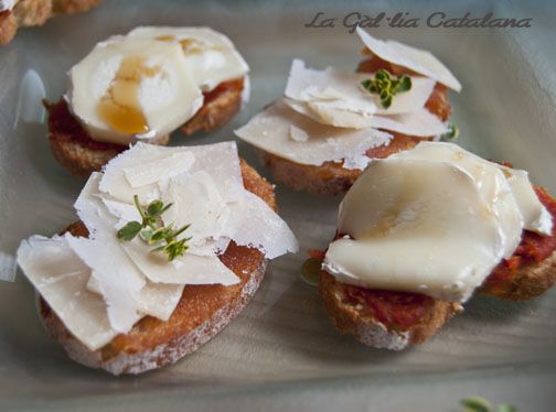 Crostinis de Codony amb encenalls de Parmesà i de sobrassada amb formatge de cabra i mel http://www.irreductibles.cat/cuina/2013/04/crostinis/ #CuinaIrreductible #cuinaCatalana #slowfood #dietamediterrania #km0 © By Manel Baxerias