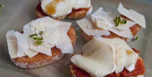 Crostinis de Codony amb encenalls de Parmesà i de sobrassada amb formatge de cabra i mel http://www.irreductibles.cat/cuina/2013/04/crostinis/ #CuinaIrreductible #cuinaCatalana #slowfood #dietamediterrania #km0 © By Manel Baxerias