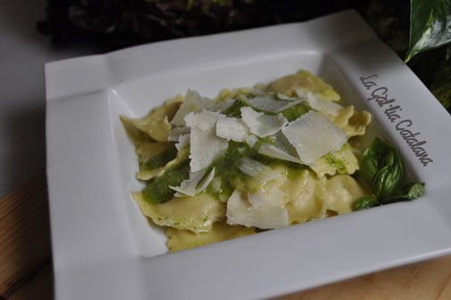 Pasta amb salsa al pesto http://www.irreductibles.cat/cuina/2013/05/salsa-pesto/ © Manel Baxerias