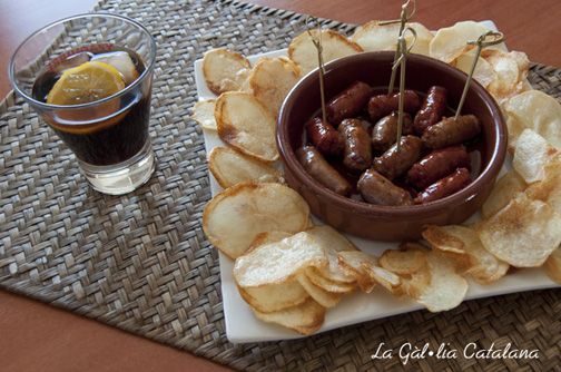 Aperitius de llonganissa i xistorra a la sidra http://www.irreductibles.cat/cuina/2013/05/llonganissa-xistorra/ © Manel Baxerias