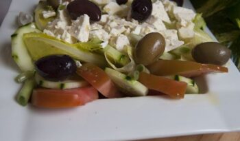 Amanida grega http://www.irreductibles.cat/cuina/2013/05/amanida-grega/ © Manel Baxerias