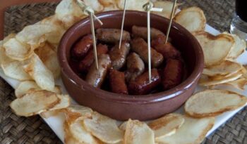 Aperitius de llonganissa i xistorra a la sidra http://www.irreductibles.cat/cuina/2013/05/llonganissa-xistorra/ © Manel Baxerias