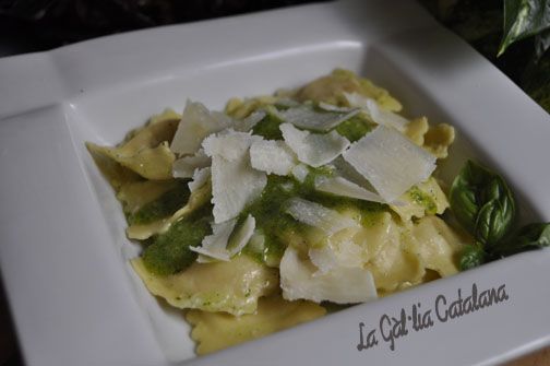 Pasta amb salsa al pesto http://www.irreductibles.cat/cuina/2013/05/salsa-pesto/ © Manel Baxerias