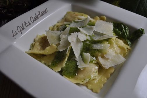 Pasta amb salsa al pesto http://www.irreductibles.cat/cuina/2013/05/salsa-pesto/ © Manel Baxerias