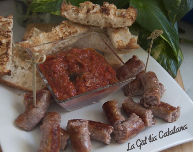 Botifarra amb coca de vidre i samfaina http://www.irreductibles.cat/cuina/2013/05/botifarra-i-samfaina/ © Manel Baxerias