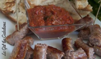 Botifarra amb coca de vidre i samfaina http://www.irreductibles.cat/cuina/2013/05/botifarra-i-samfaina/ © Manel Baxerias