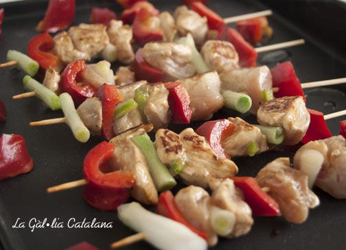 Broquetes de pollastre amb salsa Teriyaki http://www.irreductibles.cat/cuina/2013/06/broquetes-de-pollastre/ © Manel Baxerias