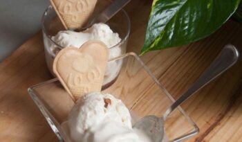 Gelat la Fageda de vainilla amb base de codonyat http://www.irreductibles.cat/cuina/2013/06/gelat-d-vainilla-amb-codonyat/ © Manel Baxerias