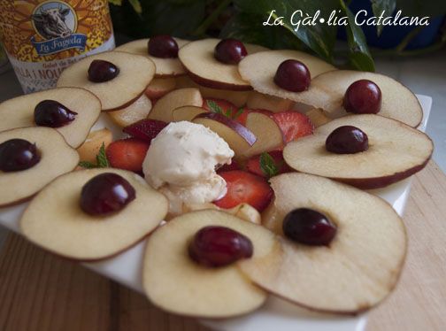 Macedònia de fruites amb gelat de vainilla i nous de Macadàmia de La Fageda http://www.irreductibles.cat/cuina/2013/06/macedonia-amb-gelat/ © Manel Baxerias