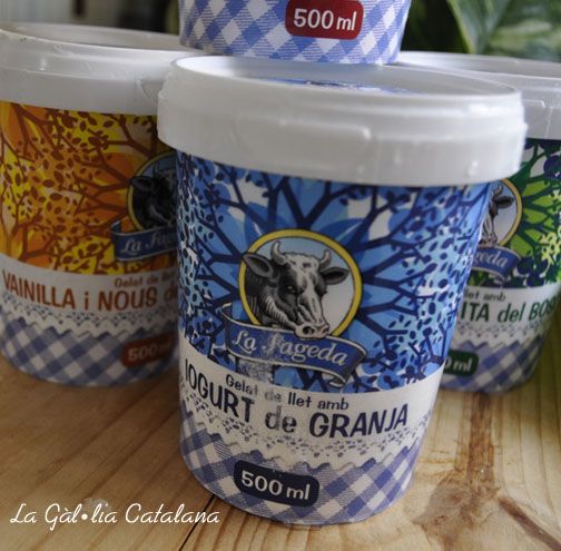 Gelat de llet amb iogurt de granja http://www.irreductibles.cat/cuina/2013/06/maduixes-i-gelat-de-llet/ © Manel Baxerias