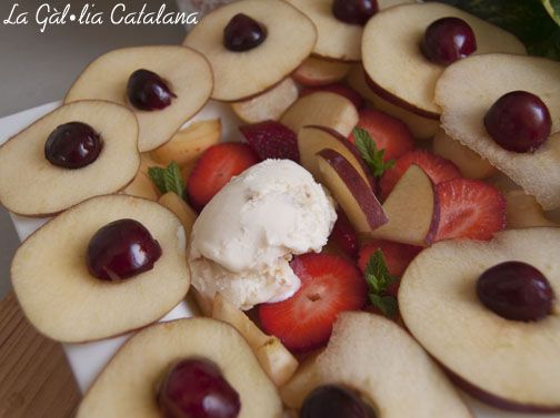 Macedònia de fruites amb gelat de vainilla i nous de Macadàmia de La Fageda http://www.irreductibles.cat/cuina/2013/06/macedonia-amb-gelat/ © Manel Baxerias