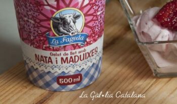 Gelat de llet amb nata i maduixes http://www.irreductibles.cat/cuina/2013/07/gelat-de-llet-nata-i-maduixes/ © Manel Baxerias