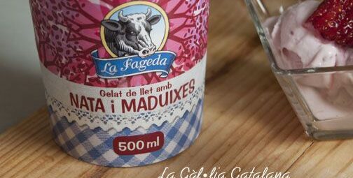 Gelat de llet amb nata i maduixes http://www.irreductibles.cat/cuina/2013/07/gelat-de-llet-nata-i-maduixes/ © Manel Baxerias